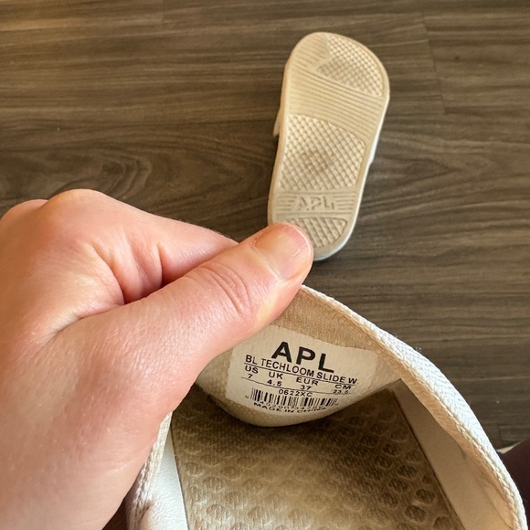 APL Big Logo Techloom Slides White and Tan Size 7 - Picture 2 of 5